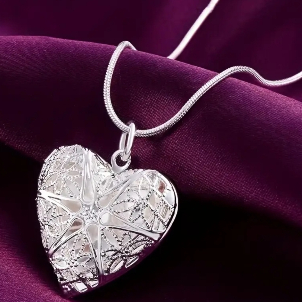 Elegant Silver Heart Pendant Locket Necklace 22 Inches